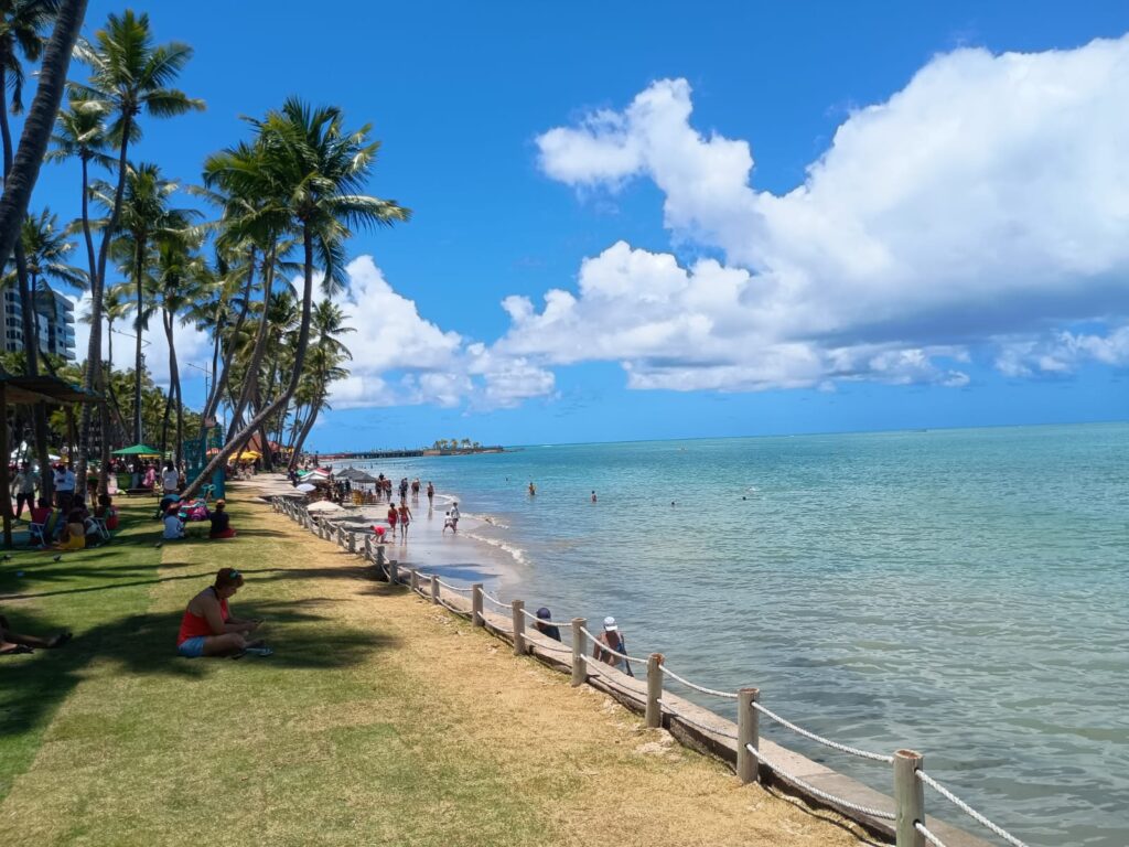 Praia da Ponta Verde. em um dia de sol maravilhoso, praia de águas mornas e azuis.